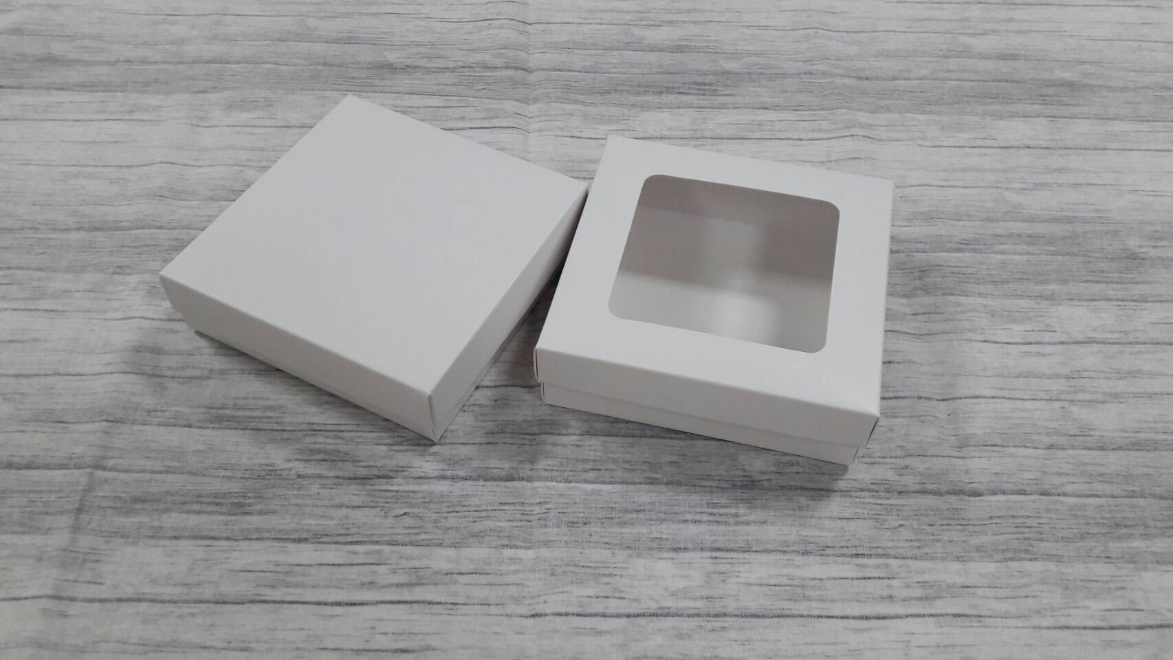 กล่องฝาครอบ กล่องของขวัญ กล่องอเนกประสงค์ กล่องใส่เข็มขัด กล่องใส่กระเป๋าสตางค์ ขนาด 14.5x14.5x4.2 ซม. สีขาว (ฝาหน้าต่างพลาสติก) ราคา 325 บาท ต่อแพ็ค (20 ใบ)