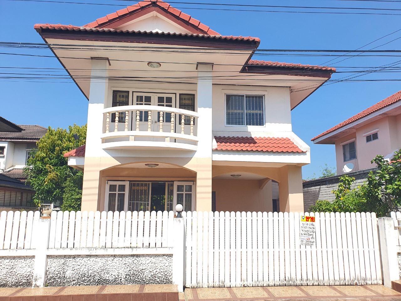 ขายบ้านเดี่ยว 2 ชั้น หมู่บ้านพัทธรินทร์ (รหัสทรัพย์ 2020126) ถ.ลำลูกกา ต.บึงคำพร้อย อ.ลำลูกกา จ.ปทุมธานี ขนาด 51.70 ตรว. เลขที่ 60/74 มี 3 ห้องนอน 2 ห้องน้ำ 1 ห้องครัว แอร์ 3 ตัว จอดรถได้ 1 คัน