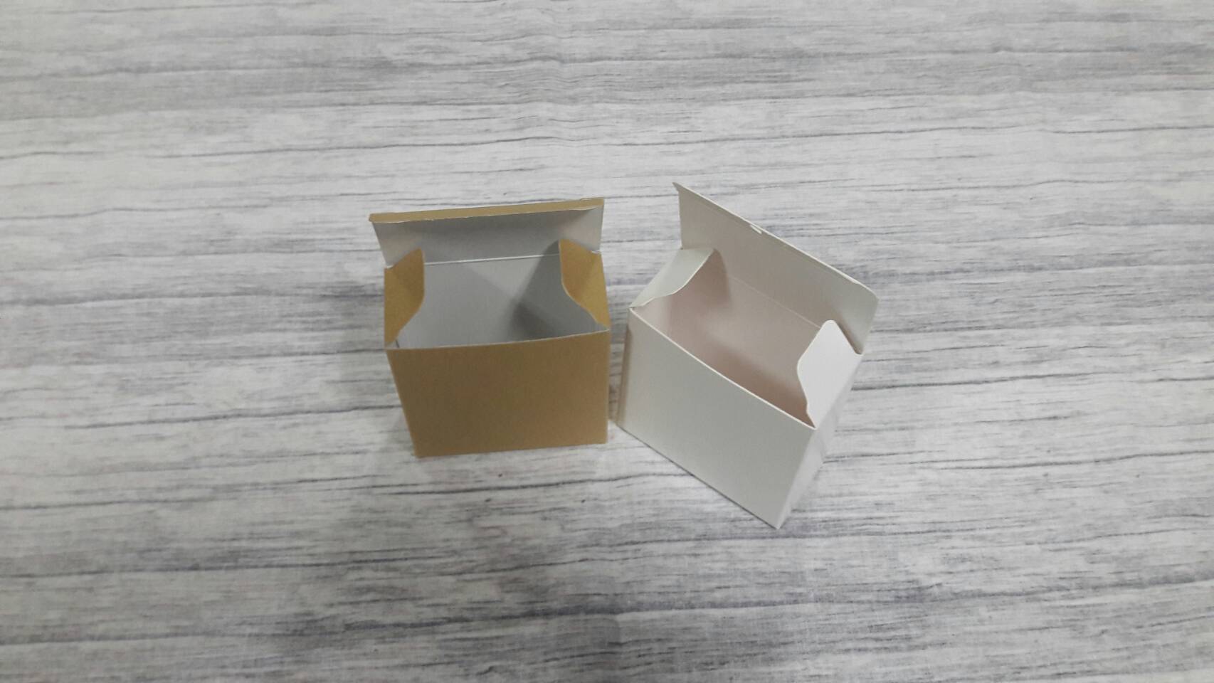 กล่องของขวัญ กล่องอเนกประสงค์ กล่องของที่ระลึก กล่องเครื่องสำอางค์ กล่องสบุู่ กล่องแบบฝาหัวท้าย สีขาว ขนาด 7.5x3.5x7.7 ซม. ราคา 235 บาทต่อแพ็ค(50 ใบ)