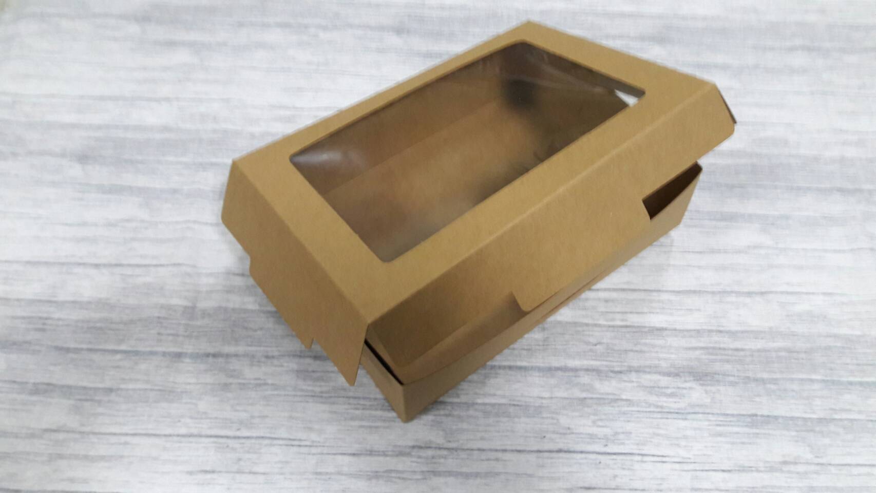 กล่องขนม กล่องบราวนี่ กล่องขนมเปี๊ยะ กล่องอเนกประสงค์ ขนาด 17.0x23.5x6.5 ซม.สีคราฟท์น้ำตาลเข้ม (มีหน้าต่างพลาสติก) ราคา 280 บาท ต่อแพ็ค(20ใบ)