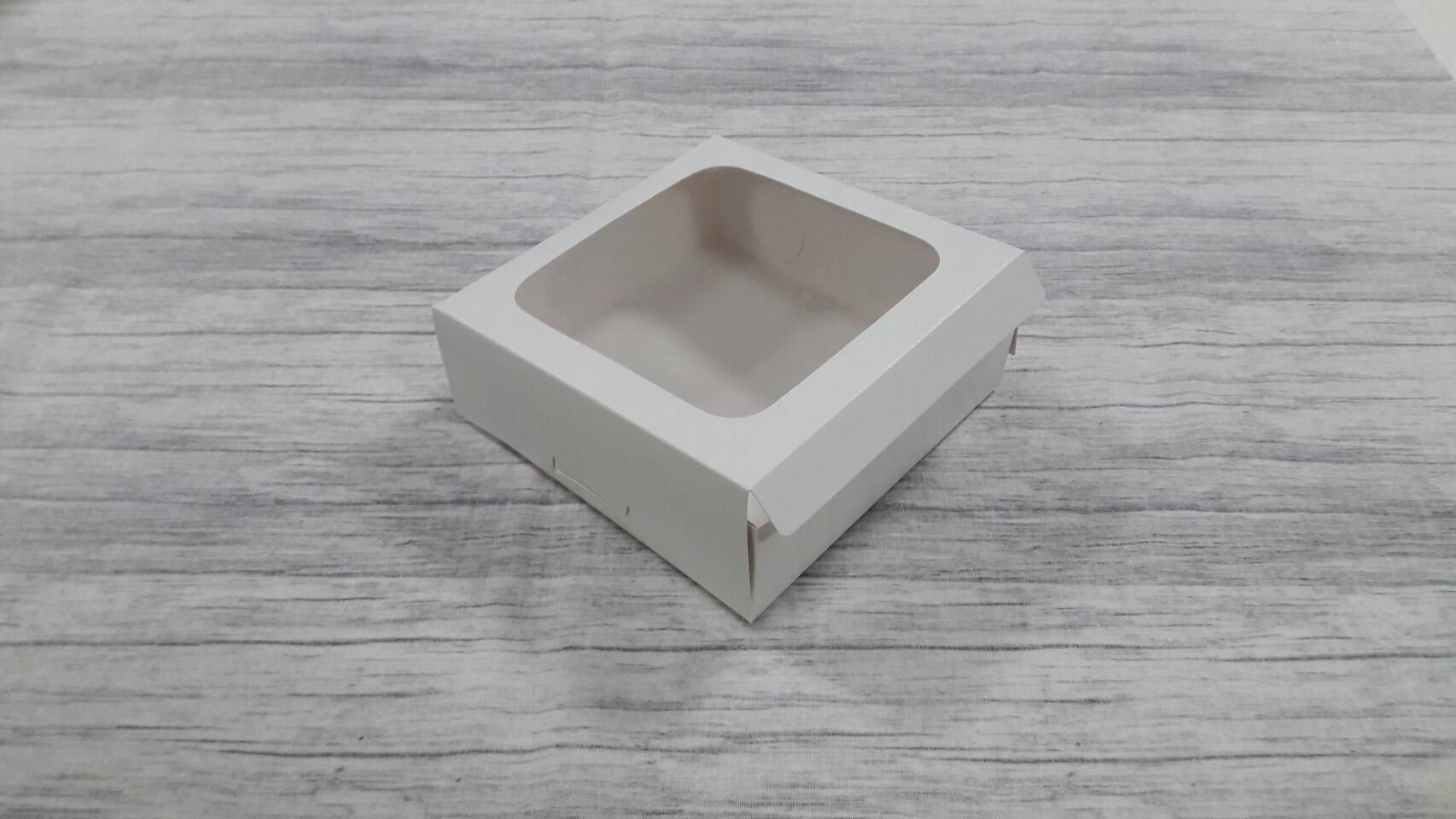 กล่องบราวนี่ กล่องชิฟฟ่อน กล่องช๊อกโกแลต กล่องพาย กล่องขนมเปี๊ยะ สีขาว กว้าง15.0 x ยาว 15.0 x สูง 5.0 ซม. ราคา 140 บาทต่อแพ็ค (20ใบ)