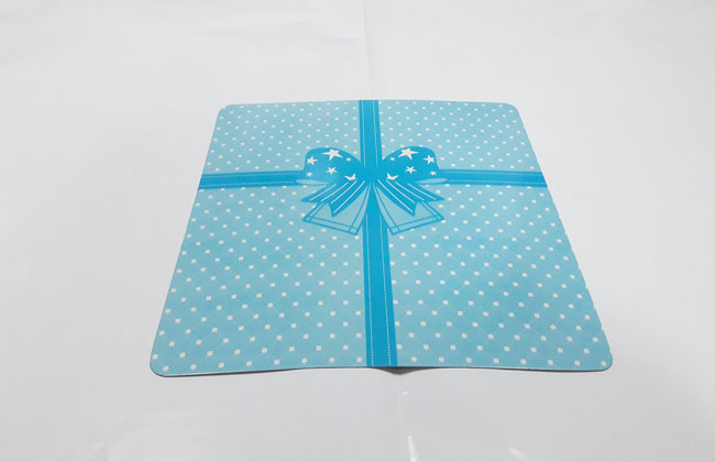 ฐานรองเค้ก 2 ปอนด์ แบบสี่เหลี่ยม ลายฟ้าจุด (ขนาด 24X24 ซม.) ราคา 100 บาทต่อแพ็ค (20 ชิ้น)