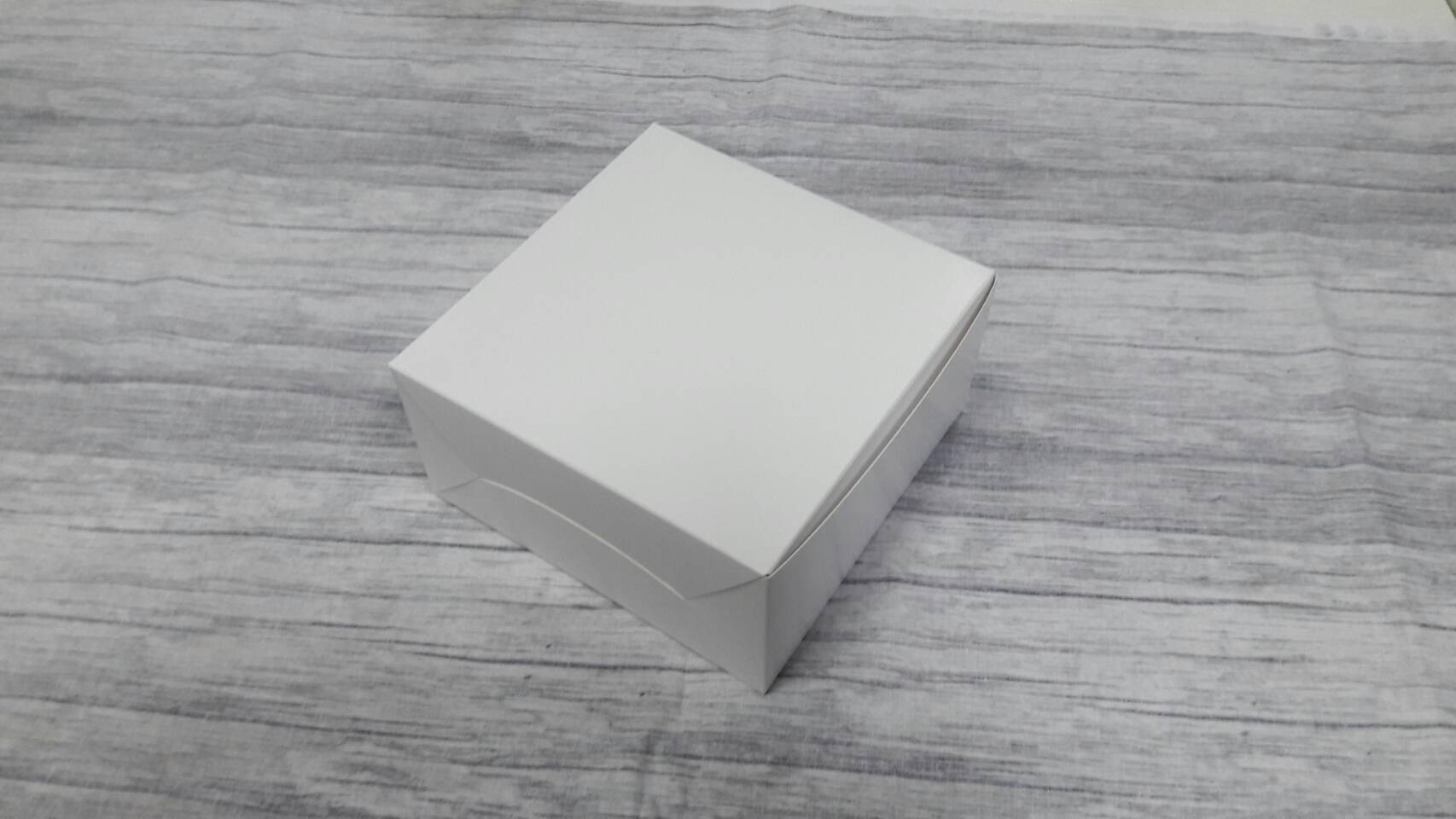 กล่องสแน็ค กล่องอาหารว่าง Snack Box กล่องคอฟฟี่เบรค กล่องคัพเค้ก แบบไม่มีหน้าต่าง สีขาว ขนาด 13.5x13.5x7 ซม.ราคา 130 บาท ต่อแพ็ค(20ใบ)