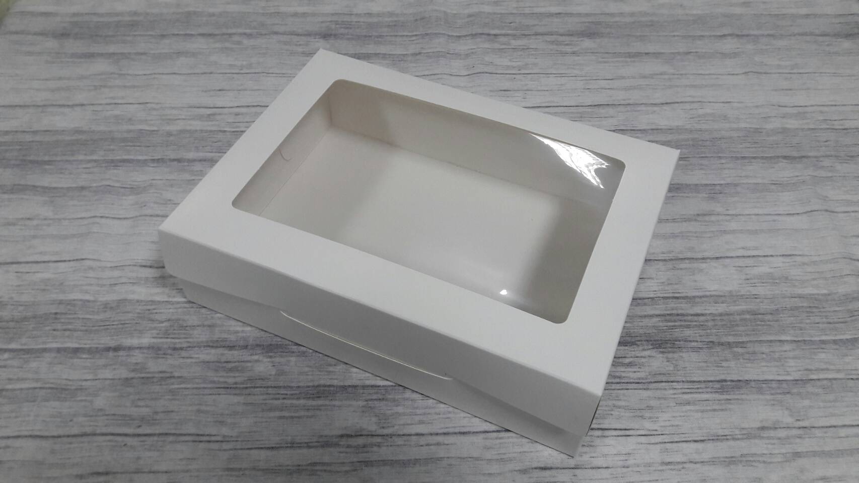 กล่องขนม กล่องบราวนี่ กล่องขนมเปี๊ยะ กล่องอเนกประสงค์ ขนาด 17.0x23.5x6.5 ซม.สีขาว (มีหน้าต่างพลาสติก) ราคา 260 บาท ต่อแพ็ค(20ใบ)