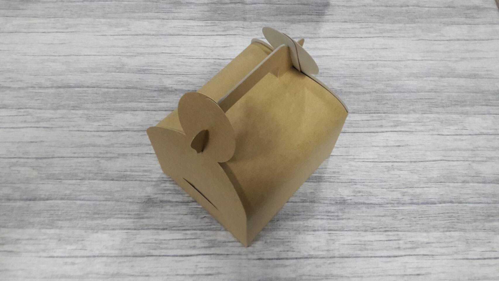 กล่องหูหิ้ว กล่องเค้กโรล กล่องซาลาเปา กล่องคัพเค้ก กล่องเค้ก กล่องคุ๊กกี้ กล่องขนม ขนาด 13 x 15 x สูง 9.5 ซม.สีคราฟท์น้ำตาลอ่อน ราคา 200 บาทต่อแพ็ค(20ใบ)