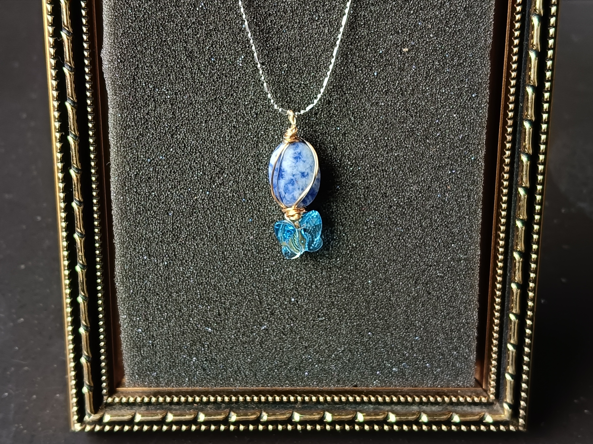 สร้อยจี้หินแท้ Sodalite + Butterfly Pendant Pendant Necklace (เสริมพลังสติ สมาธิ การสื่อสาร)