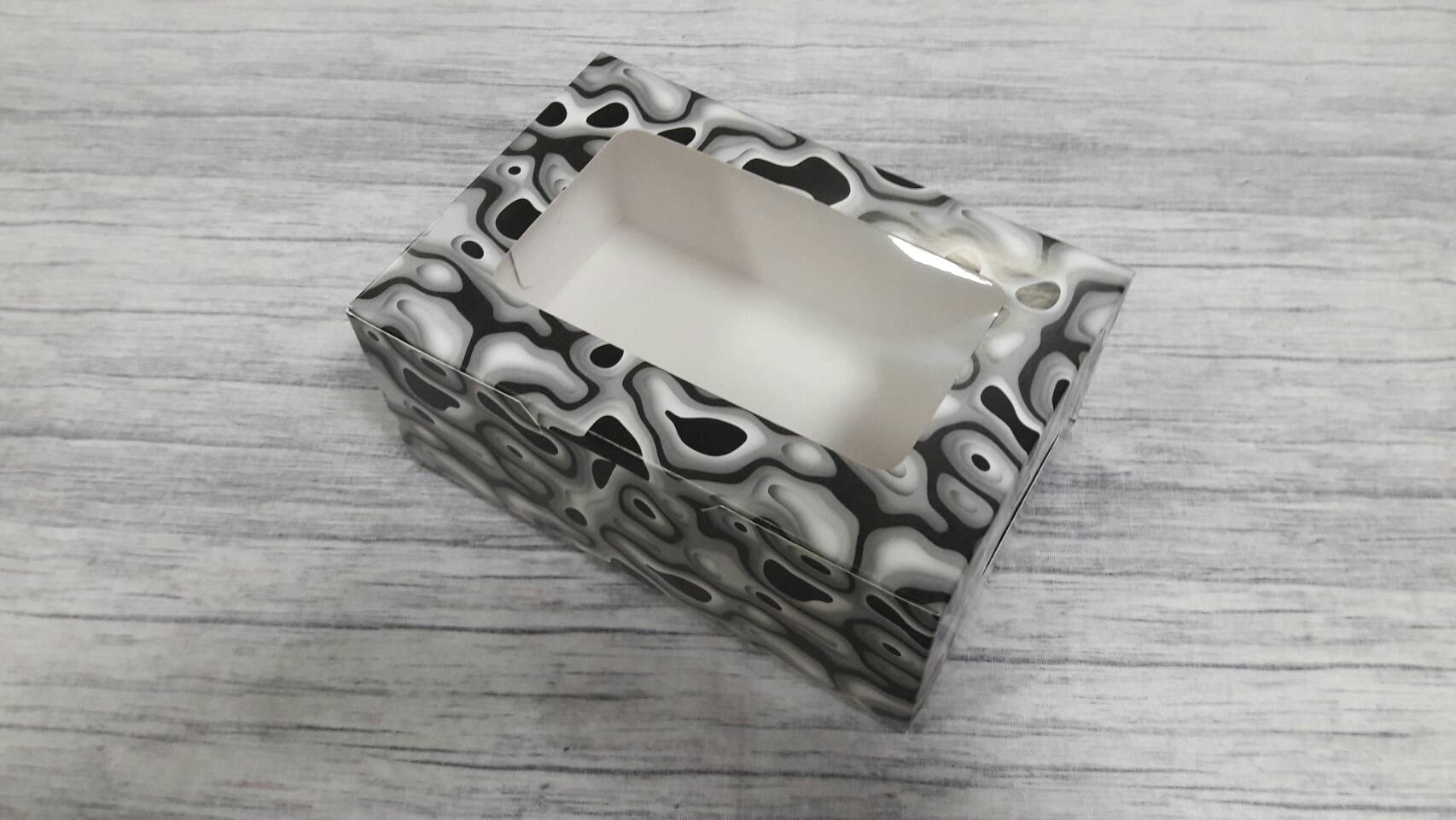 กล่องขนม 12.0x17.5x7.5 ซม.กล่องเค้ก กล่องคัพเค้ก กล่องขนม กล่องชิฟฟ่อน กล่องช้อคโกแล็ต กล่องคุ๊กกี้ ลายสีดำ-เทา แบบมีหน้าต่างพลาสติก (20 ใบต่อแพ็ค)