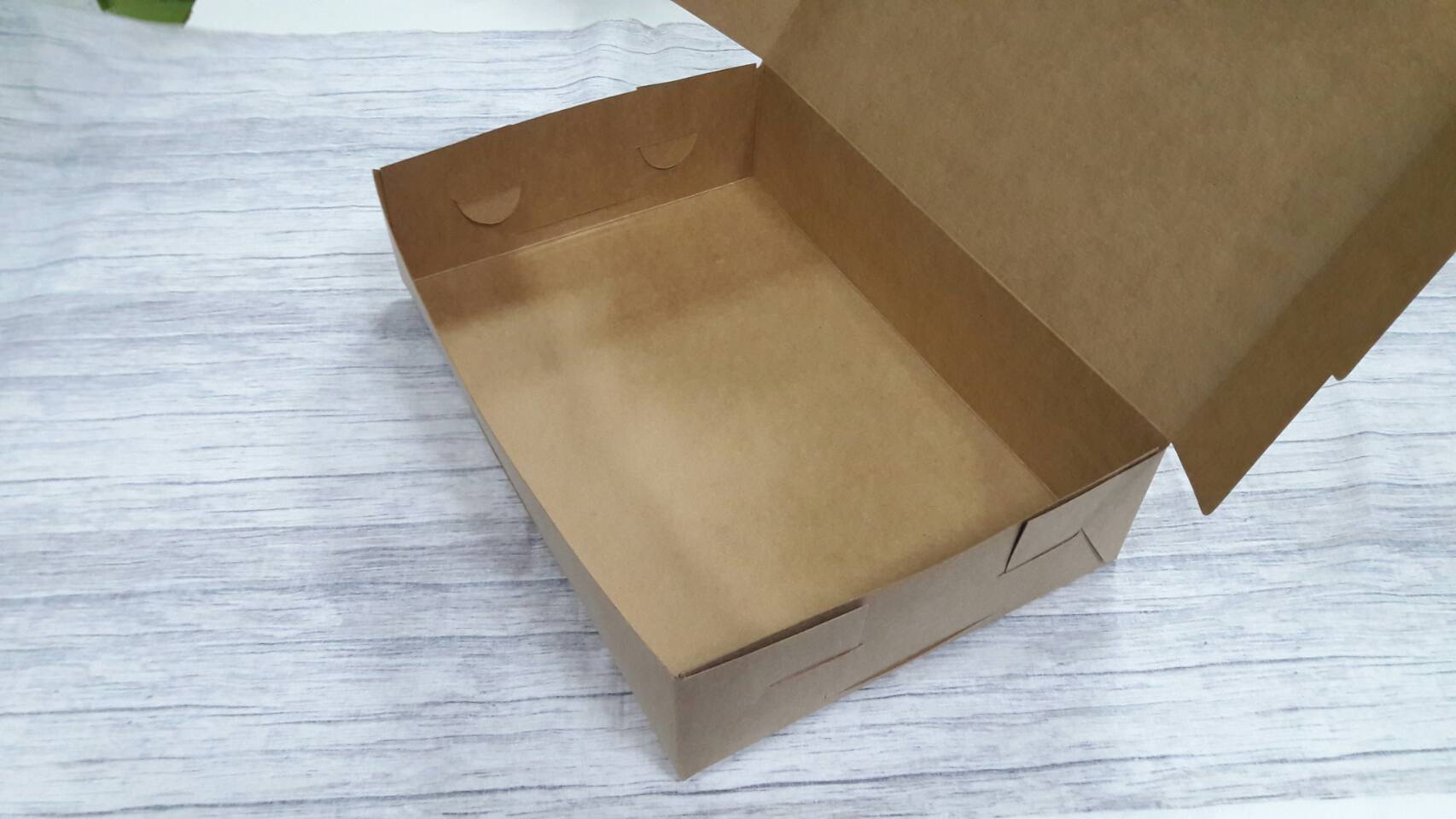 กล่องขนม กล่องบราวนี่ กล่องชิฟฟ่อน กล่องโดนัท กล่องขนมเปี๊ยะ ขนาด 20x30x7ซม. สีคราฟท์น้ำตาลเข้ม (ไม่มีหน้าต่าง) ราคา 305 บาทต่อแพ็ค (20ใบ)