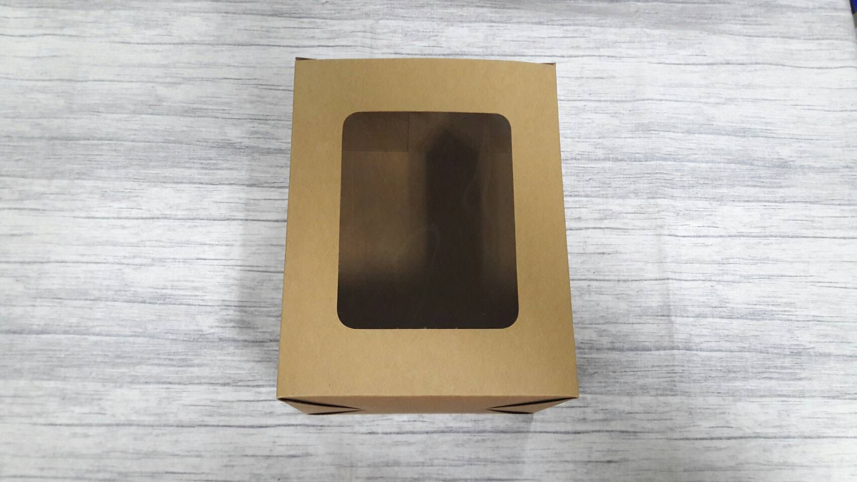 กล่องของขวัญ กล่องอเนกประสงค์ กล่องแบบฝาหัว-ท้ายก้นขัด กล่องของที่ระลึก กล่องเครื่องสำอางค์ กล่องของใช้ สีคราฟท์น้ำตาลเข้ม ขนาด 13x16xสูง20 ซม. มีหน้าต่างพลาสติก ราคา 410 บาทต่อแพ็ค (20 ใบ)