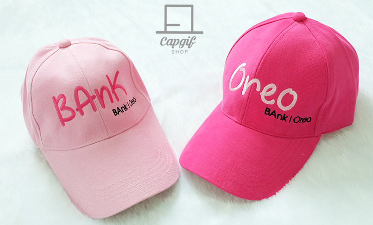 หมวกแก๊ปสีชมพูปักชื่อ