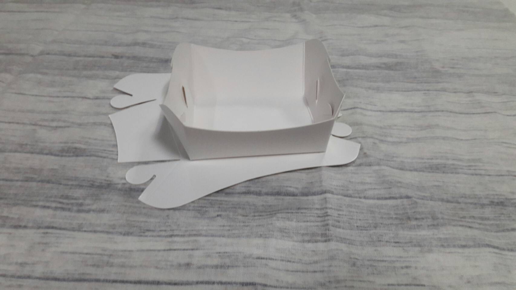 ถาดใส่ขนม ถาดขนมปัง ถาดชิม ถาดฟู้ดเกรด สีขาว ขนาด 7 x 8 x สูง 3.5 ซม.(กระดาษหนา 300 แกรม) ราคา 95 บาทต่อแพ็ค(100ชิ้น)