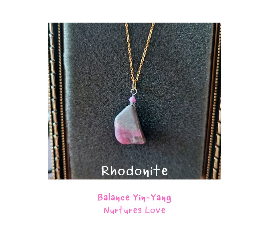 สร้อยจี้หินแท้ "Little Vivian" Rhodonite Necklace ( คืนความมั่นใจ เรียนรู้ที่จะรัก)