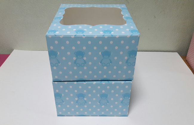 กล่องเค้กครึ่งปอนด์ กล่องคัพเค้ก 4 ชิ้น กล่องเค้ก กล่องขนม กล่องเบเกอรี่ สีลายหมีฟ้า ขนาด 16.8x16.8x9 ซม.ราคา 240 บาทต่อแพ็ค (20ใบ)