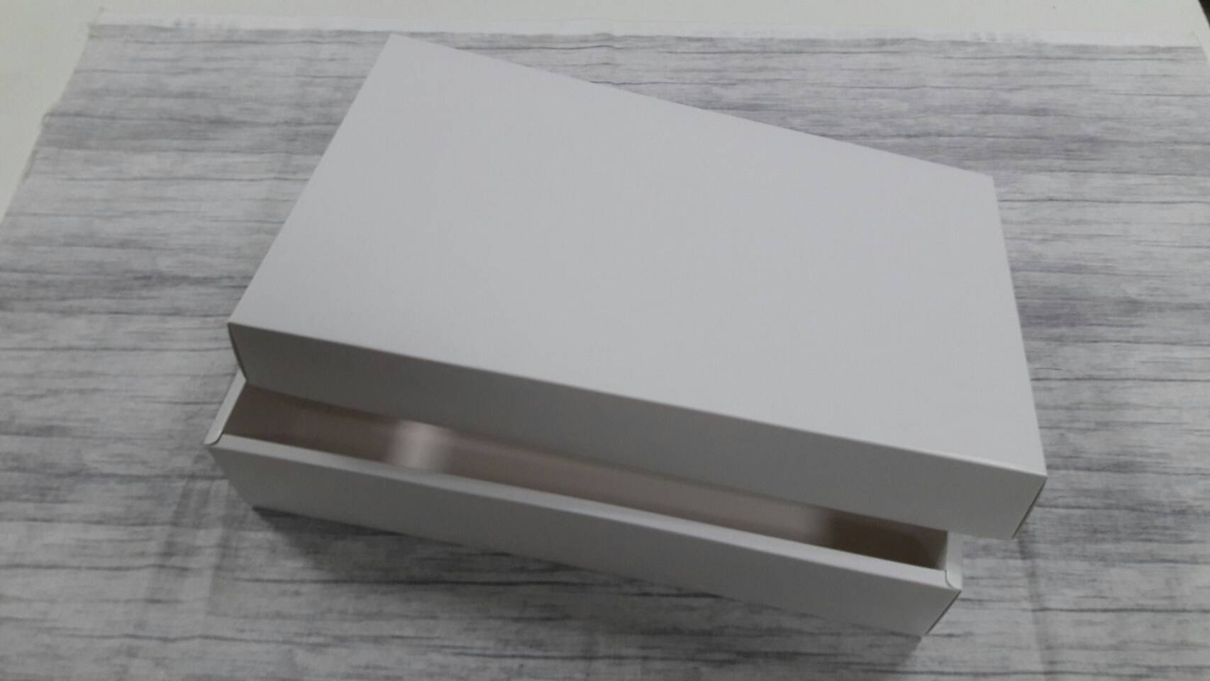 กล่องของขวัญ กล่องฝาครอบ กล่องของที่ระลึก กล่องอเนกประสงค์ กล่องพรีเมี่ยม กล่องใส่ผ้าไหม ขนาด 24.5 x 39.0 x 7.5 ซม.สีขาว (แบบฝาทึบ) ราคา 2,375 บาทต่อแพ็ค (50 ใบ)