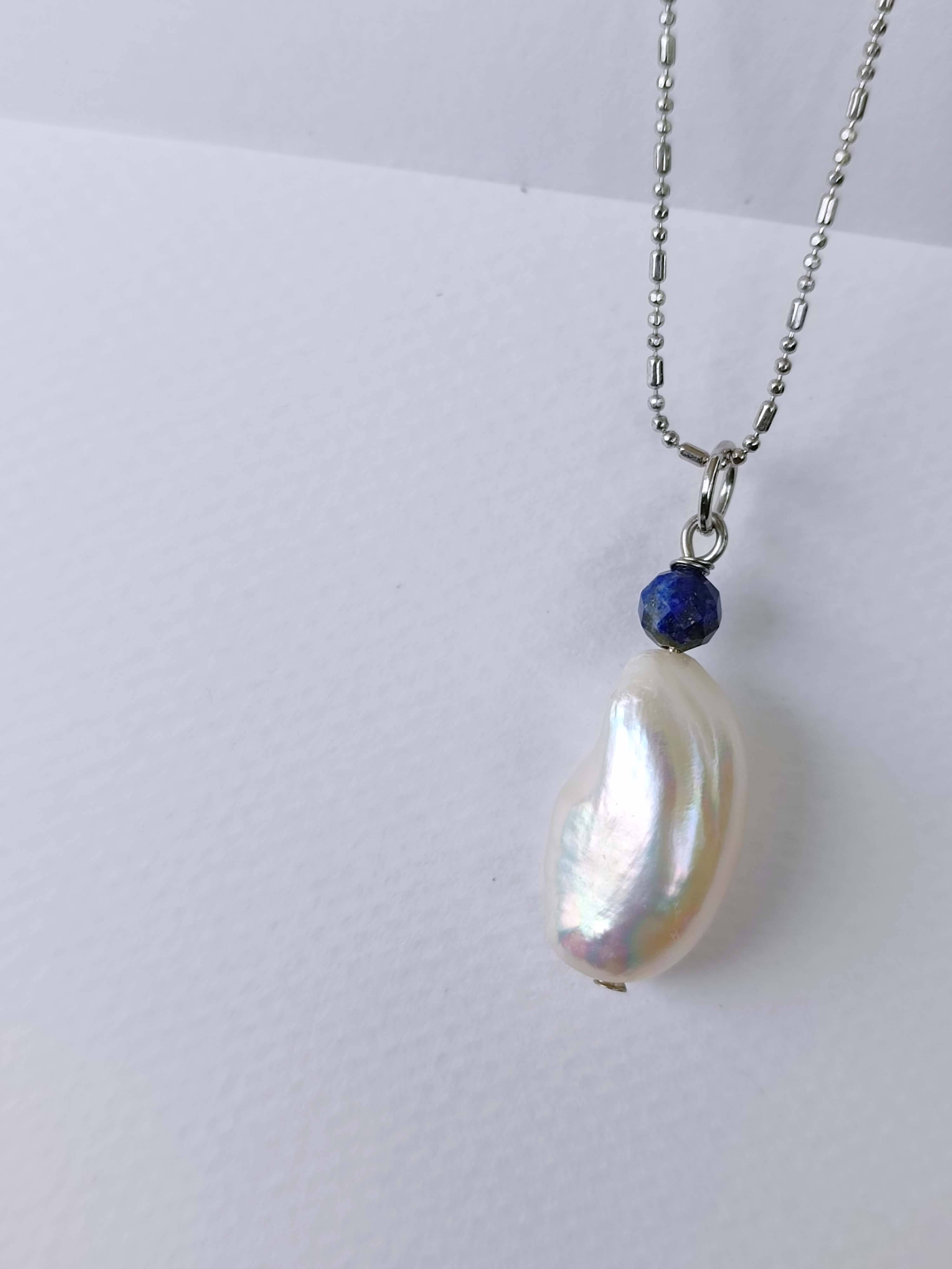 สร้อยคอจี้มุกแท้ทรงบารอค Baroque Pearl +Lapis Lazuli Necklace