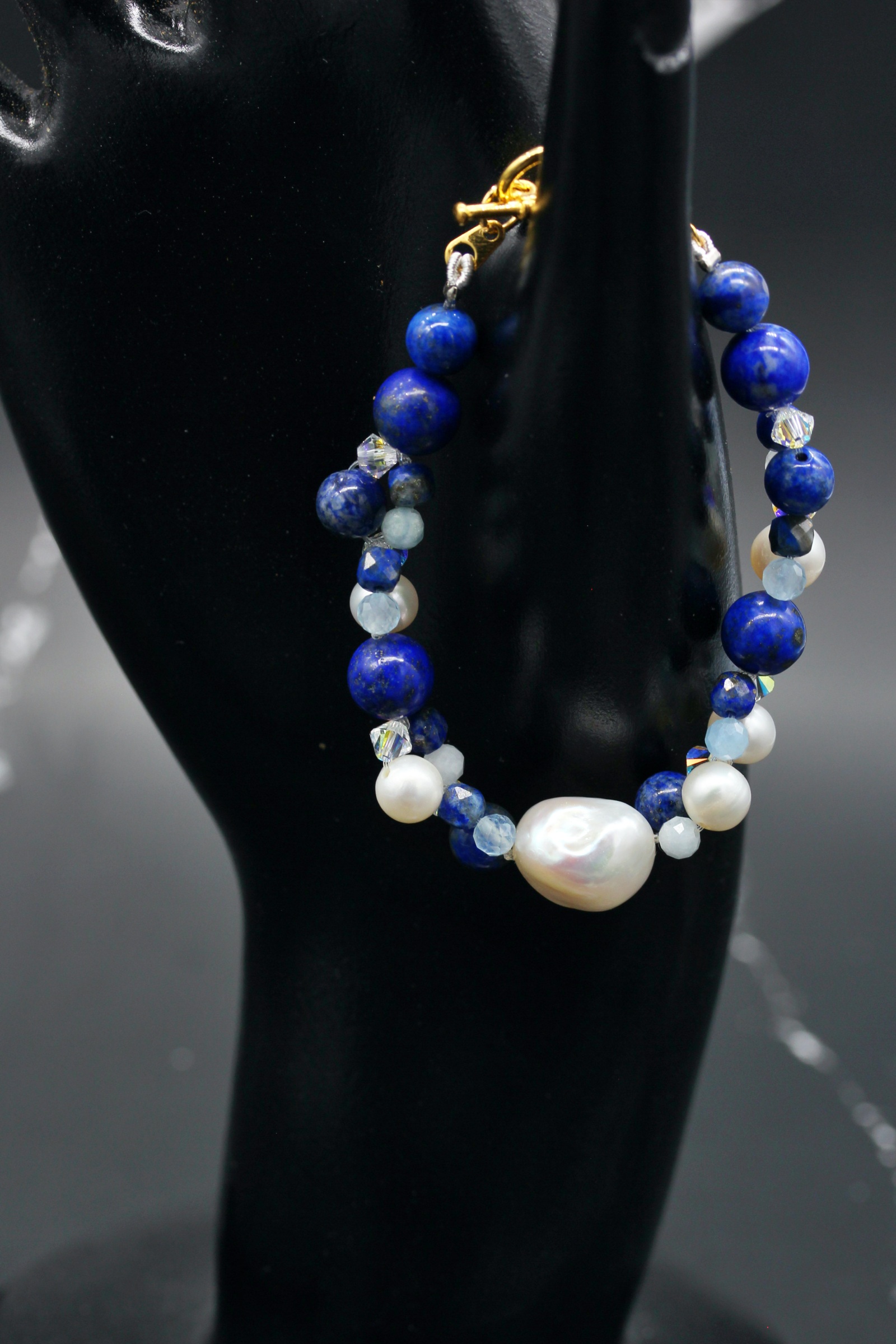 สร้อยข้อมือหินแท้ "Bobbie" Lapis Lazuli Bracelet