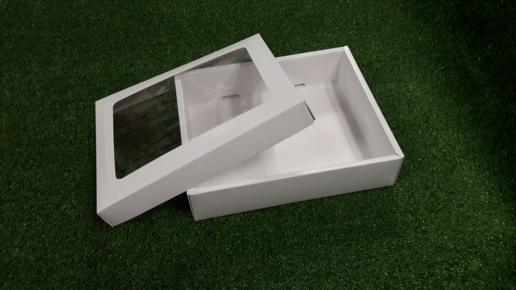 กล่องฝาครอบ กล่องของขวัญ กล่องของที่ระลึก กล่องอเนกประสงค์ กล่องของใช้ ขนาด 22.7 x 27.4 x 6.5 ซม. กล่องพวงมาลัย กล่องใส่ผ้าไหม สีขาว มีหน้าต่างพลาสติก ราคา 650 บาทต่อแพ็ค (20 ใบ)