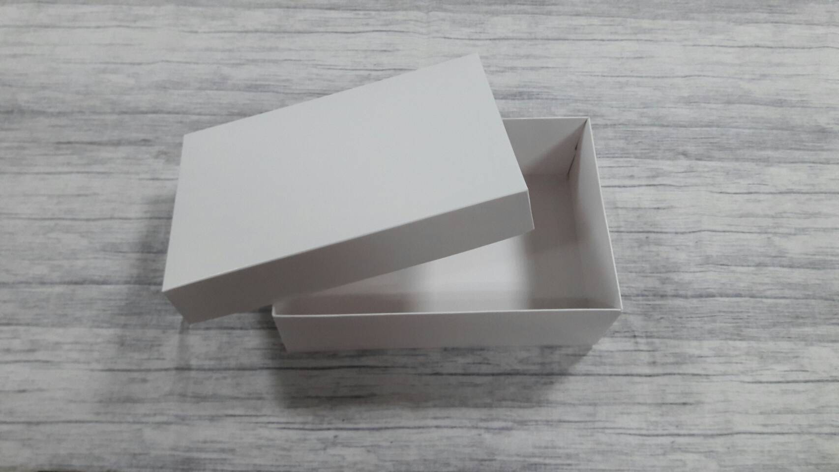 กล่องฝาครอบ กล่องของขวัญ กล่องอเนกประสงค์ ขนาด 14.0 x 21.0 x 7.0 cm. สีขาว (แบบฝาทึบ) ราคา 405 บาท ต่อแพ็ค (20 ใบ)