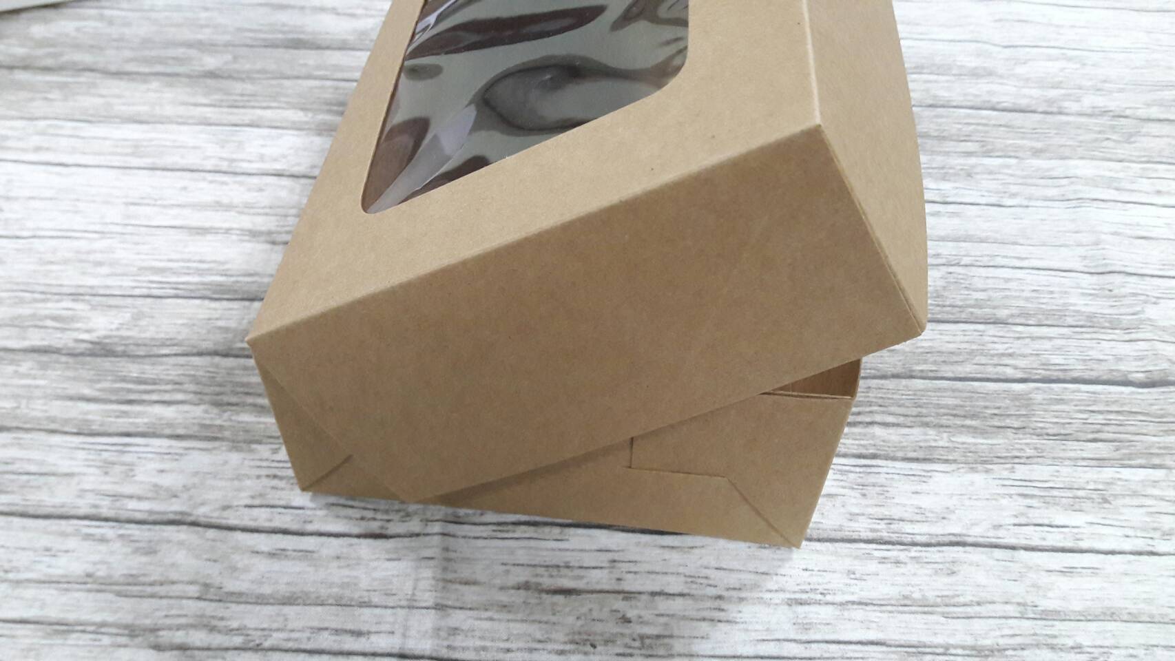 กล่องขนม กล่องอเนกประสงค์ กล่องชิฟฟ่อน กล่องใส่ของที่ระลึก (ฝากล่องปะกาวขึ้นรูป) ขนาด 14.0x22.0xสูง 6.5 ซม.สีคราฟท์น้ำตาล ราคาแพ็คละ 285 บาท (20ใบ)