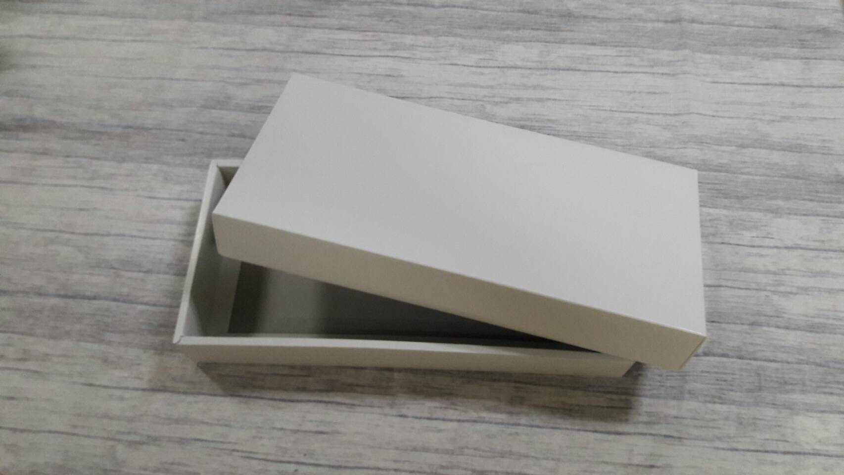 กล่องฝาครอบ กล่องอเนกประสงค์ กล่องของขวัญ กล่องแบบมีฝาครอบ สีขาว ขนาด 14.0 x 29.5 x 4.0 cm.(ฝาทึบ) ราคา 355 บาทต่อแพ็ค(20ใบ)