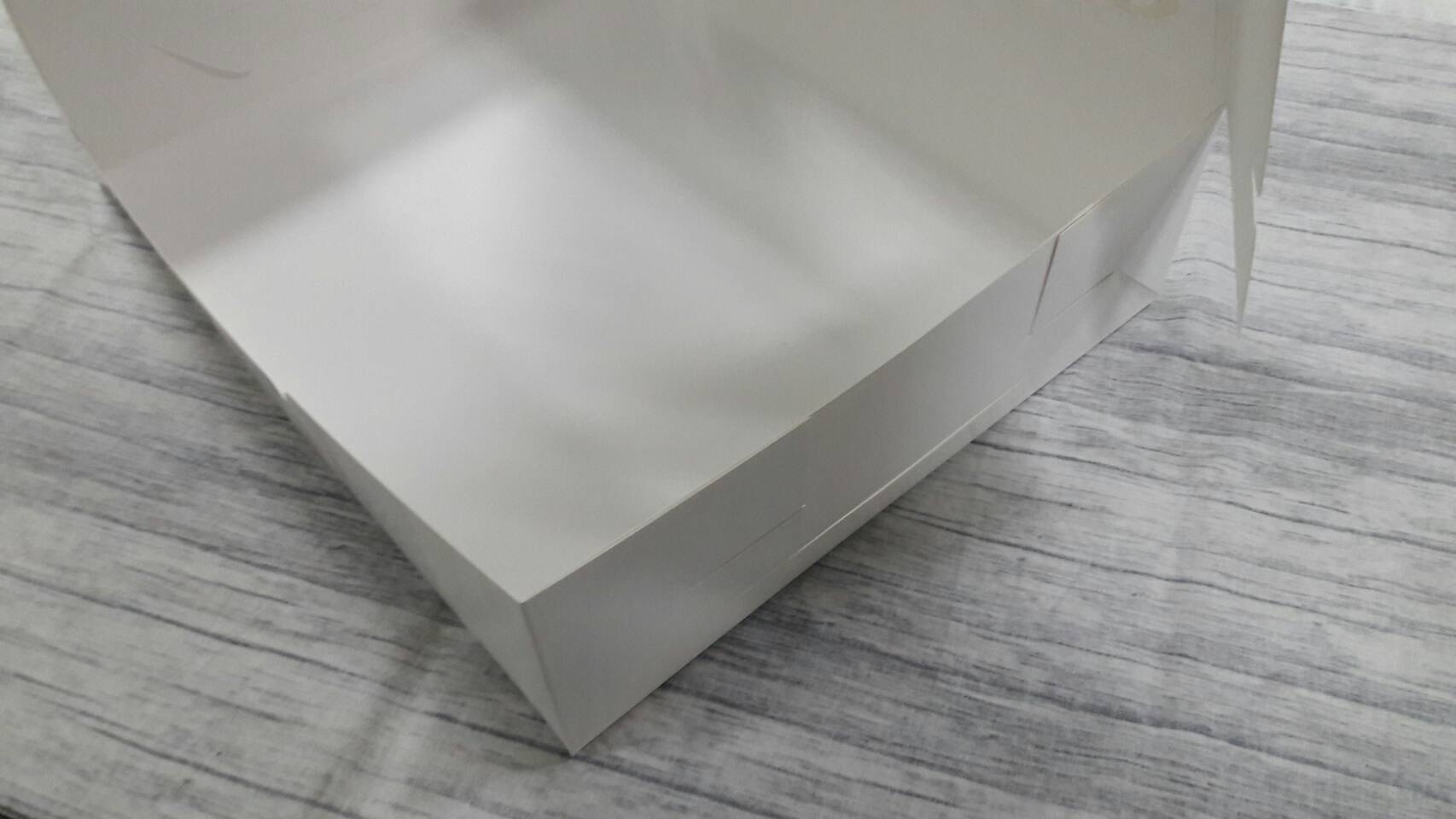 กล่องขนม กล่องโดนัท กล่องชิฟฟ่อน กล่องอเนกประสงค์ ขนาด 28 x 35 x 9 ซม.สีขาว (หน้าต่างพลาสติก) ราคา 540 บาทต่อแพ็ค (20ใบ) (กระดาษหนา 350 แกรม)