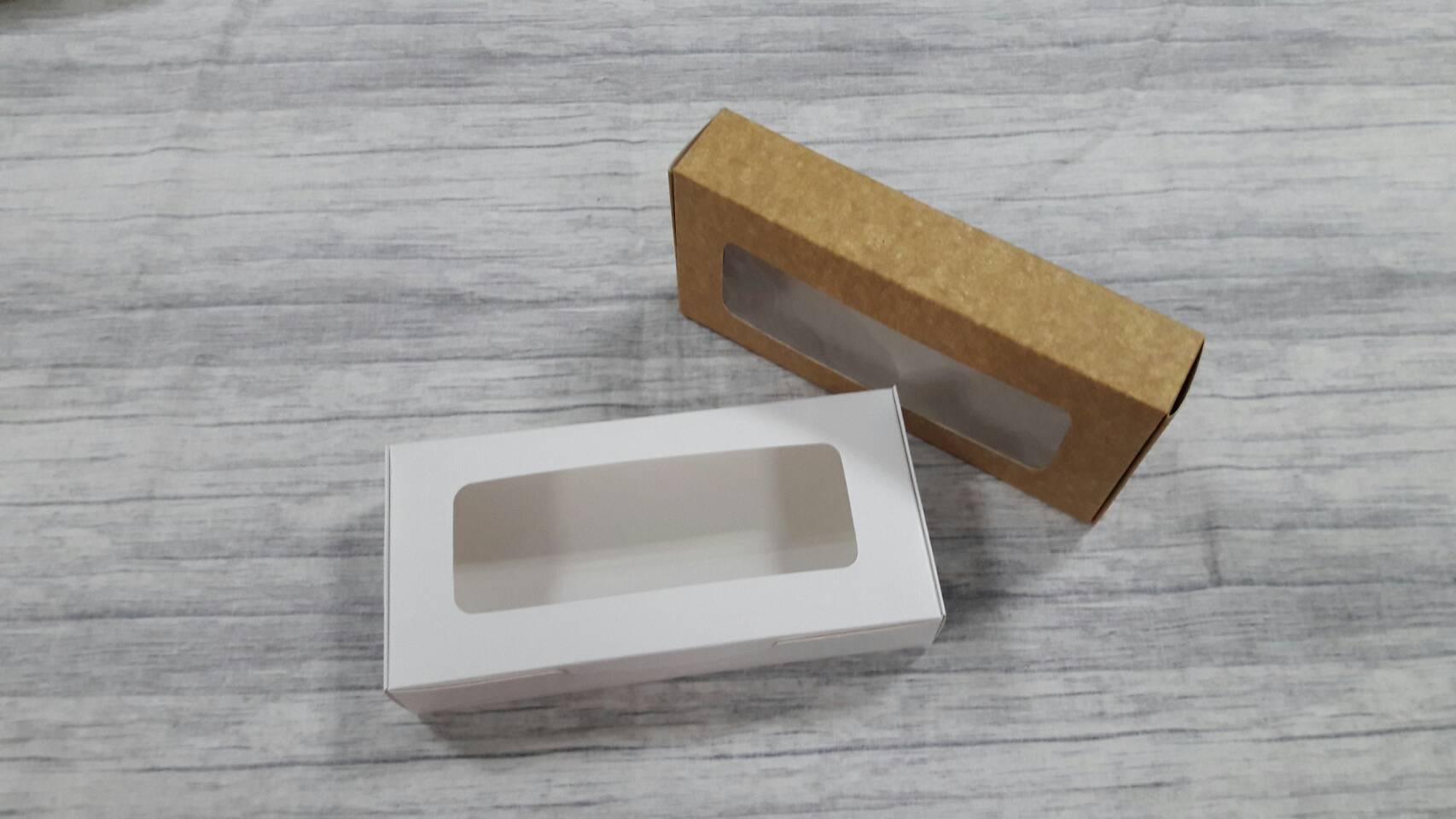 กล่องบราวนี่ กล่องขนม กล่องเอนกประสงค์ กล่องทรงหูช้างแบบฝาเสียบหน้า สีขาว ขนาด 10x20.5x3.8 ซม.(ฝาหน้าต่างพลาสติก) ราคา 190 บาทต่อแพ็ค (20 ใบ)