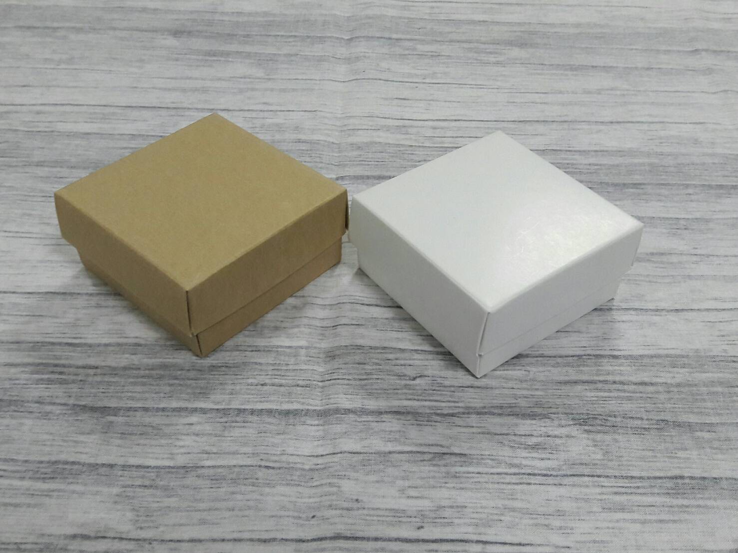 กล่องของขวัญ กล่องฝาครอบ ขนาด 8x8x4 ซม.กล่องของที่ระลึก กล่องอเนกประสงค์ กล่องของใช้ กล่องใส่ผ้าไหม สีคราฟท์น้ำตาลอ่อน ราคา 215 บาทต่อแพ็ค (20 ใบ)