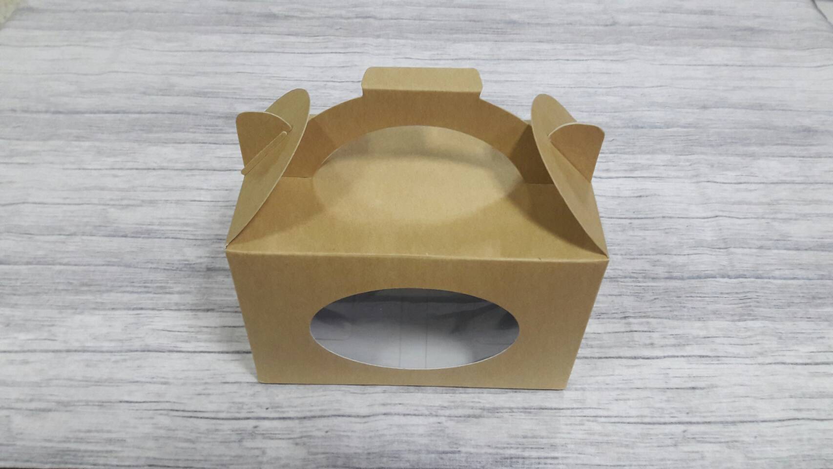 กล่องแบบมีหูหิ้ว กล่องคุ๊กกี้ กล่องขนม กล่องเค้ก กล่องคัพเค้ก กล่องช้อกโกแล็ต สีคราฟท์น้ำตาลอ่อน ขนาด 10.0x16.3x10.0 ซม. ราคา 170 บาทต่อแพ็ค(20 ชิ้น)