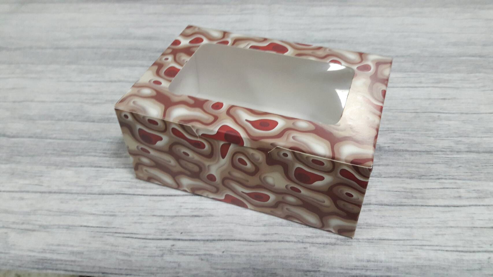 กล่องขนม กล่องเค้ก กล่องคัพเค้ก กล่องขนม กล่องชิฟฟ่อน กล่องช้อคโกแล็ต กล่องคุ๊กกี้ ขนาด 12.0x17.5x7.5 ซม.ลายสีน้ำตาล-แดง แบบมีหน้าต่างพลาสติก (20 ใบต่อแพ็ค)