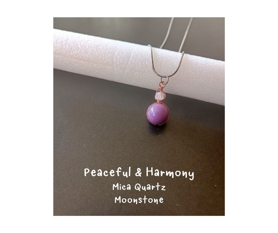 สร้อยจี้ หินแท้ Mica Quartz + Moonstone Necklace (เสริมความมั่นคงทางอารมณ์ พร้อมเติมความอ่อนหวาน เสน่ห์เพศหญิง)
