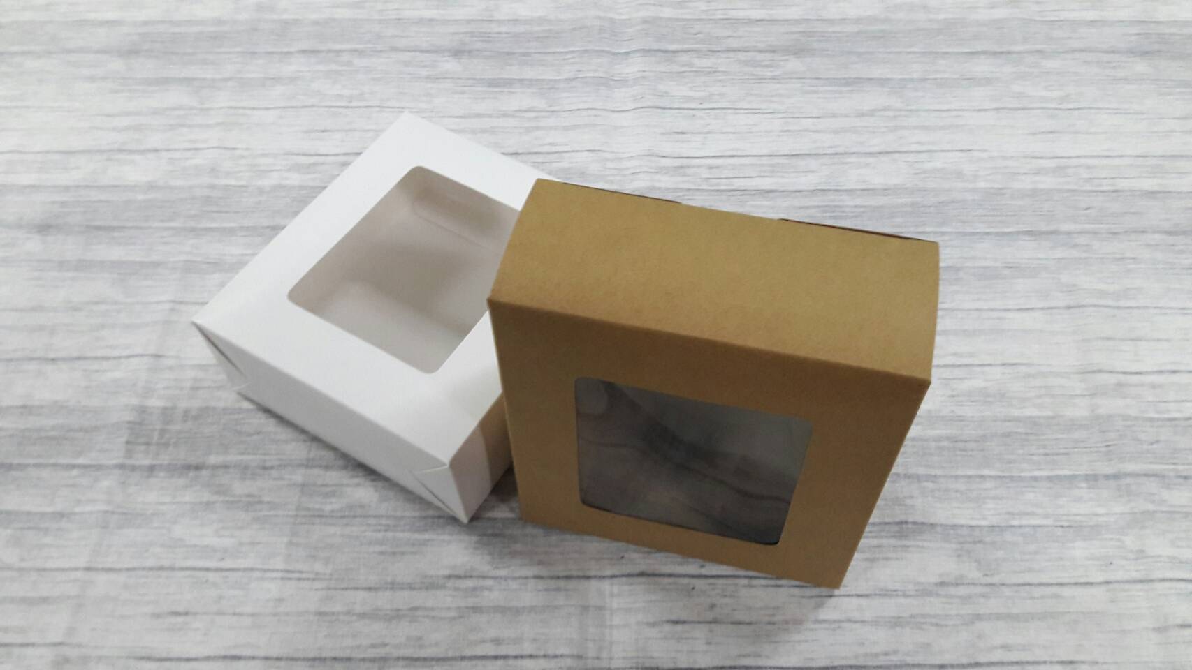 กล่องของขวัญ กล่องเครื่องสำอางค์ กล่องอเนกประสงค์ กล่องใส่ชา/กาแฟ สีคราฟท์น้ำตาลเข้ม ขนาด 14.5x6.0x16.0 ซม. แบบทรงฝาปิดเปิด ท้ายก้นขัด (มีหน้าต่างพลาสติก) ราคา 200 บาทต่อแพ็ค(20 ใบ)