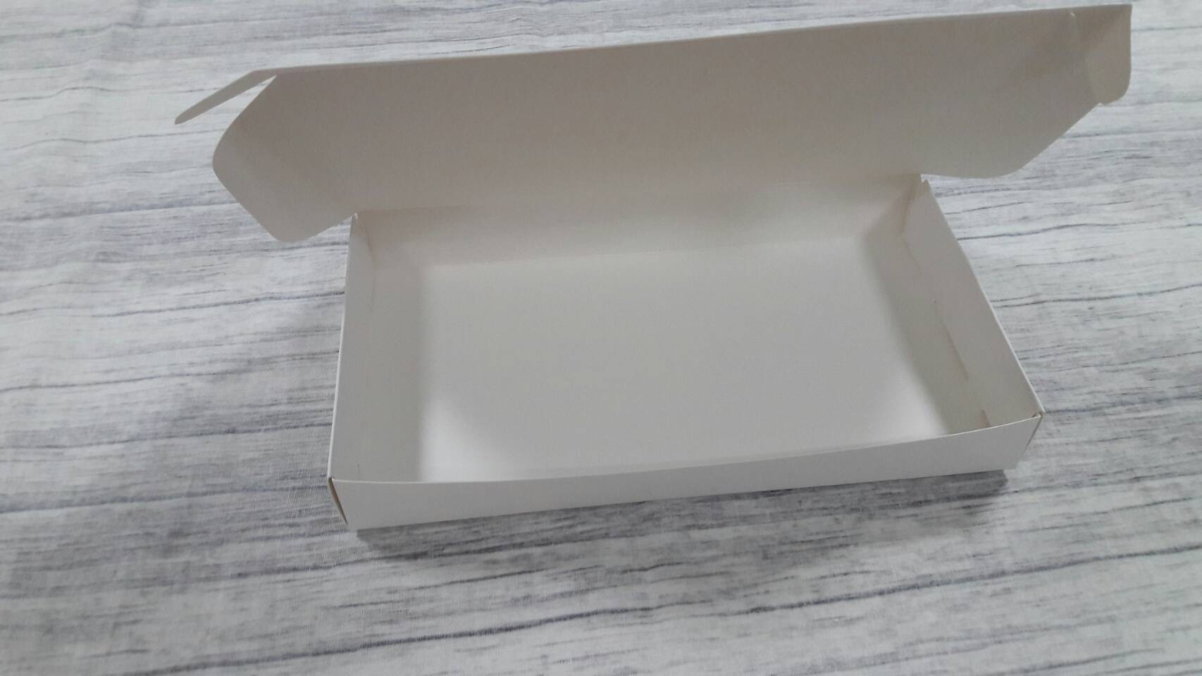 กล่องบราวนี่ กล่องขนม กล่องเอนกประสงค์ กล่องของขวัญ กล่องทรงหูช้าง สีขาว ขนาด 12x22x3 ซม.(ฝาทึบ) ราคา 190 บาทต่อแพ็ค (20 ใบ)