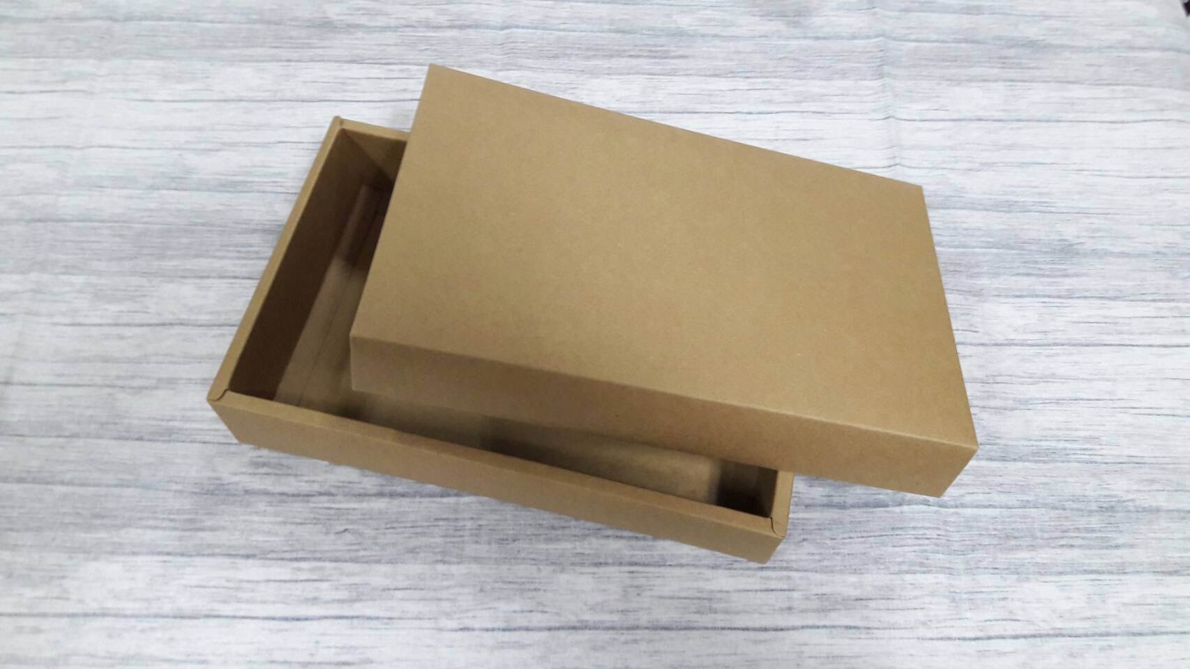 กล่องของขวัญ กล่องฝาครอบ กล่องของที่ระลึก กล่องอเนกประสงค์ กล่องของใช้ กล่องพวงมาลัย กล่องใส่ผ้าไหม สีคราฟท์น้ำตาลเข้ม ขนาด 16.6x26x5 ซม.แบบฝาทึบ ราคา 430 บาทต่อแพ็ค (20 ใบ)