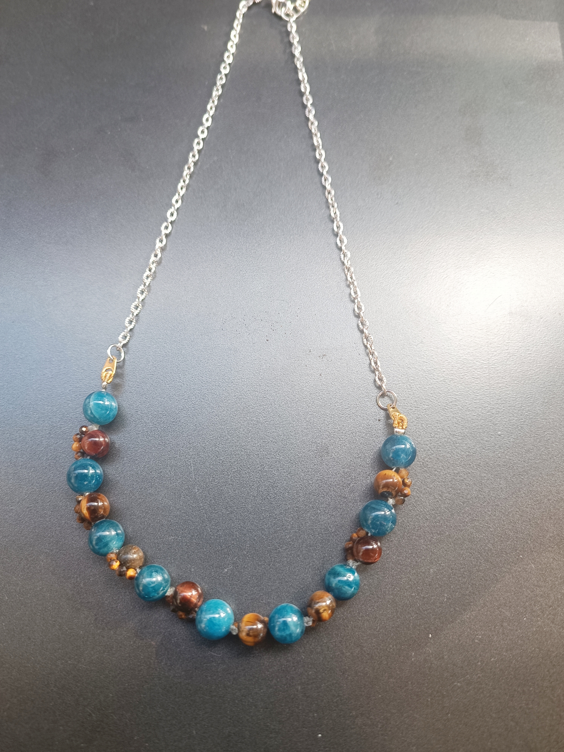 สร้อยคอหินแท้ "Bobbie" Blue Apatite +Tiger's Eye Necklace ( เสริมคลื่นความสำเร็จ สมาธิ โชคลาภ)