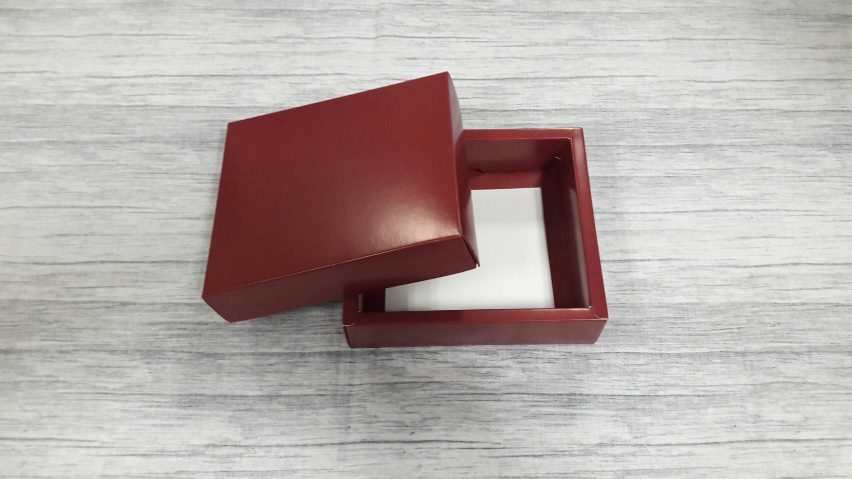 กล่องของขวัญ กล่องฝาครอบ ขนาด 14.5*13*4 ซม.กล่องของที่ระลึก กล่องอเนกประสงค์ กล่องของใช้ กล่องพวงมาลัย กล่องใส่ผ้าไหม สี red velvet color ราคา 295 บาท/20 ใบ