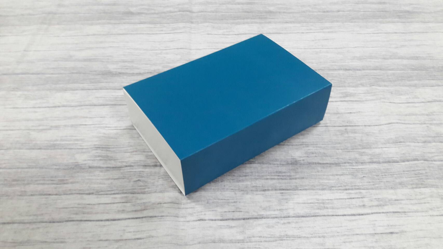 กล่องสไลด์ กล่องของขวัญ กล่องของที่ระลึก กล่องอเนกประสงค์ กล่องแบบฝาสไลด์ สี teal blue color (สีฟ้านกเป็ดน้ำ) ขนาด 11.4 x 17.4 x5.0 ซม. ราคา 340 บาท (20 ใบ ต่อแพ็ค)