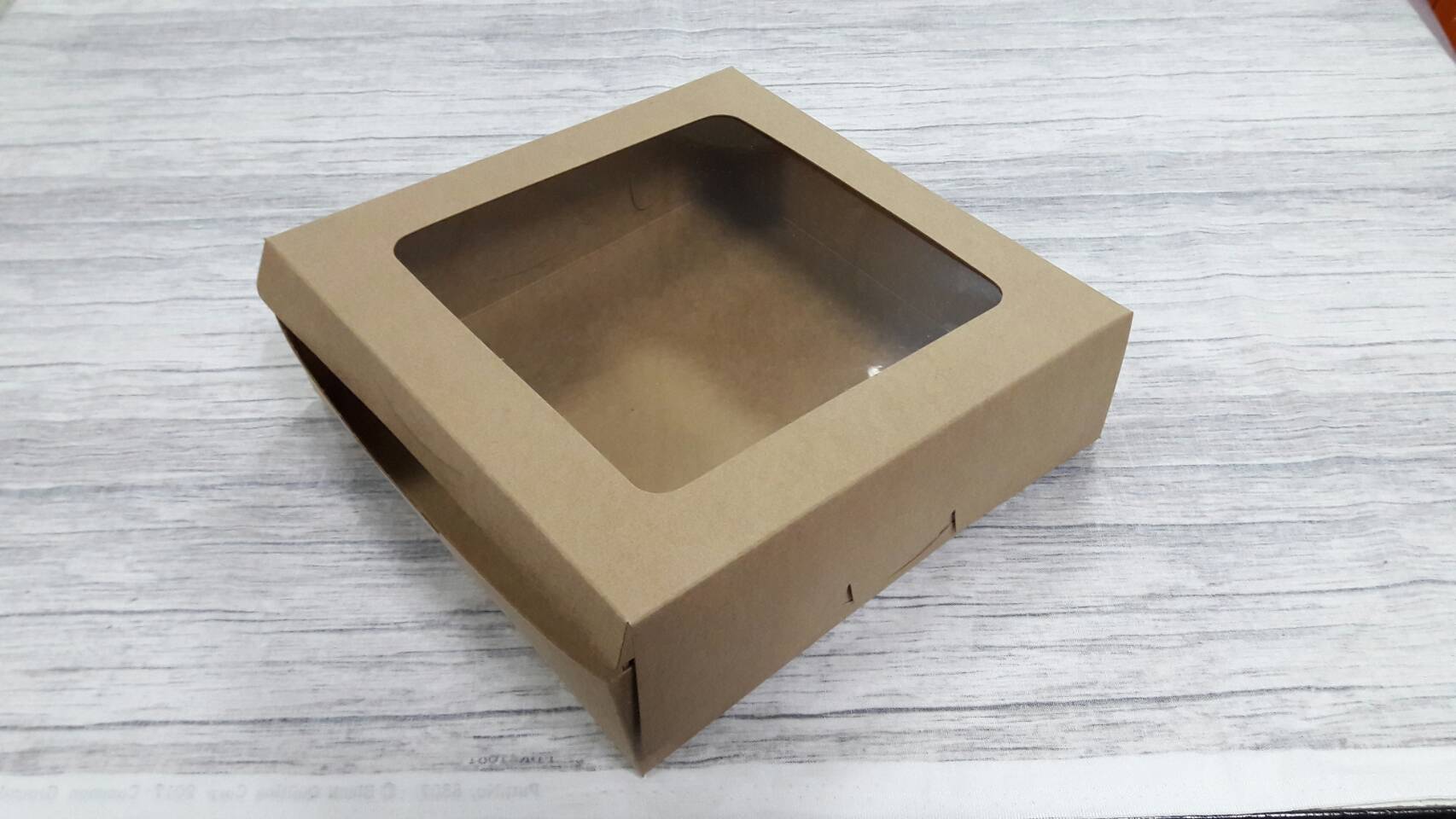 กล่องทรงแบน (มีหน้าต่างพลาสติก) กล่องเค้ก 1 ปอนด์ทรงเตี้ย กล่องคัพเค้ก กล่องขนม กล่องจัดเบรค กล่องอเนกประสงค์ ขนาด 20x20x5.5 ซม.สีคราฟท์น้ำตาลเข้ม ราคา 240 บาทต่อแพ็ค (20ใบ)