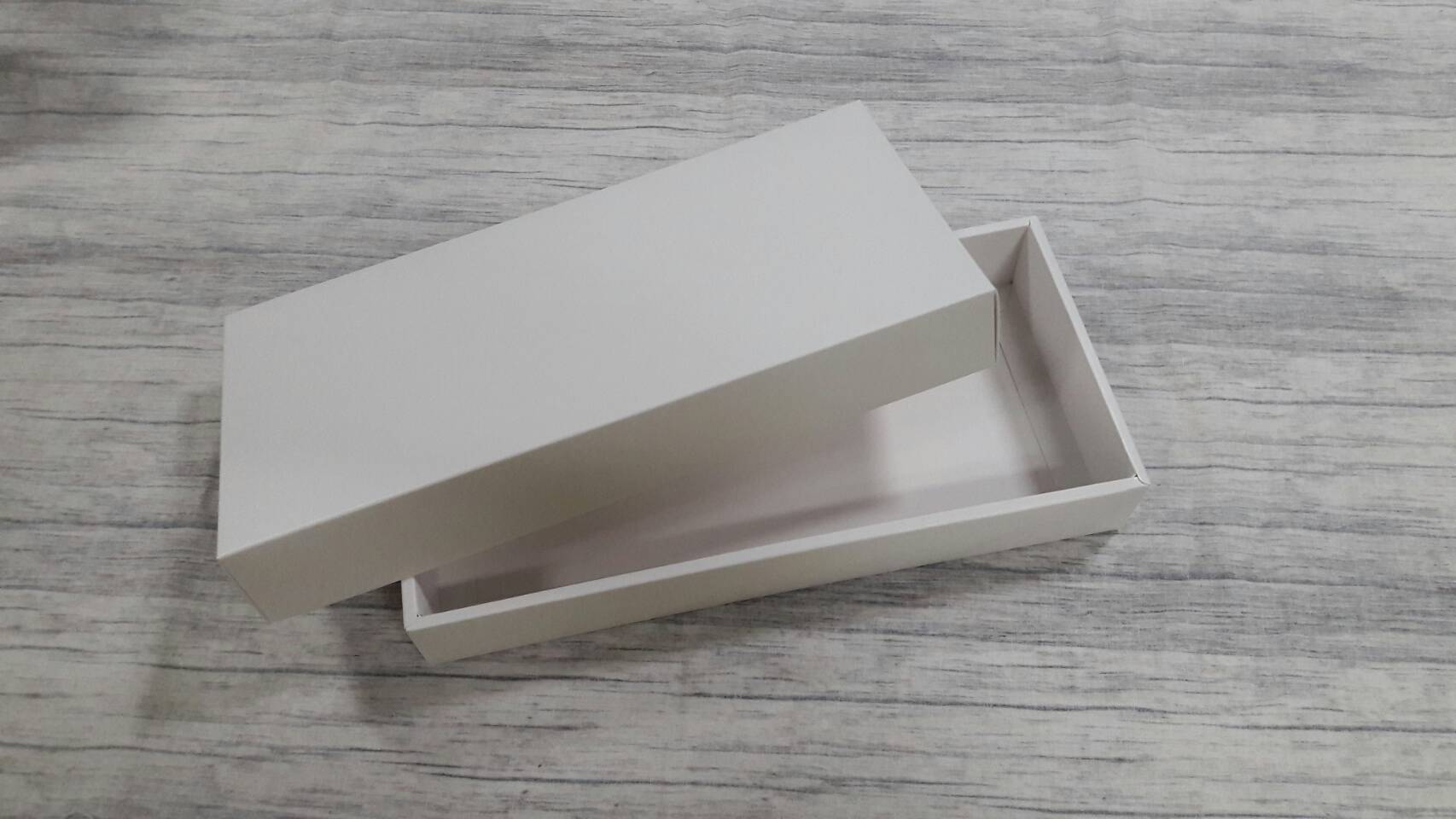 กล่องฝาครอบ กล่องของขวัญ กล่องอเนกประสงค์ กล่องแบบมีฝาครอบ สีขาว ขนาด 14.0x29.5x4.0ซม.(ฝาทึบ) ราคา 370 บาท ต่อแพ็ค (20 ใบ)