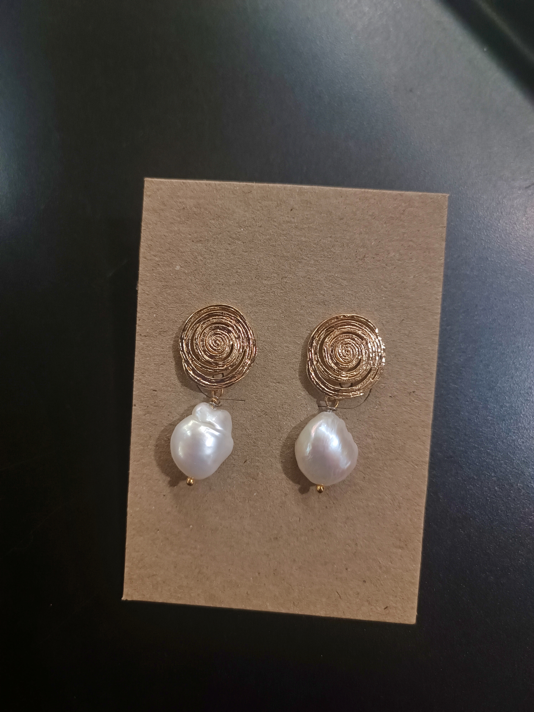 "Dazzling" ต่างหูมุกแท้ทรงบารอค Natural Baroque Pearl Earring