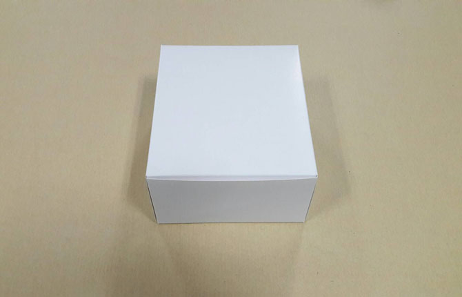 กล่องคัพเค้ก 4 ชิ้น (แบบไม่มีฐานรอง) กล่องเค้กครึ่งปอนด์ กล่องขนม กล่องสแน็ค Snack Box สีขาว ขนาด 15.0x15.0x7.6 ซม.ราคาแพ็คละ 140 บาท (รวม 20 ใบ)