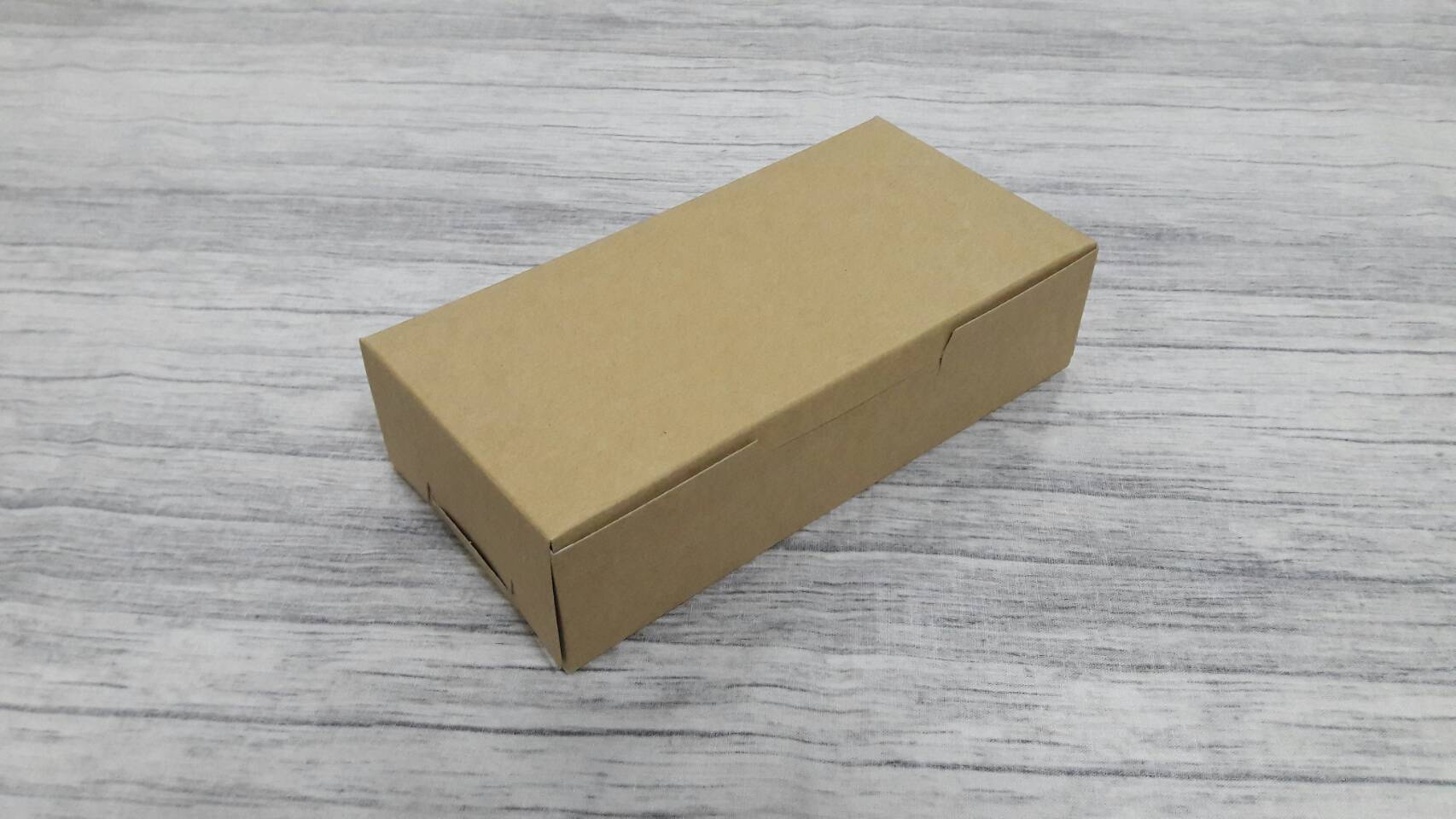 กล่องขนม กล่องชิฟฟ่อน กล่องช้อคโกแล็ต กล่องคุ๊กกี้ กล่องไม่มีหน้าต่าง (ฝาทึบ) ขนาด 9x18x4.5ซม. สีคราฟท์น้ำตาลอ่อน (ราคา 110 บาทต่อแพ็ค (20 ใบ)