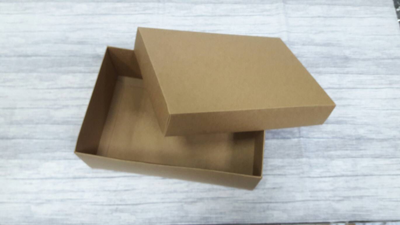 กล่องแบบมีฝาครอบ กล่องของขวัญ กล่องฝาครอบ กล่องอเนกประสงค์ ขนาด 16.0 x 24.0 x 8.5 cm. สีคราฟท์น้ำตาล ราคา 530 บาท ต่อแพ็ค (20 ใบ)