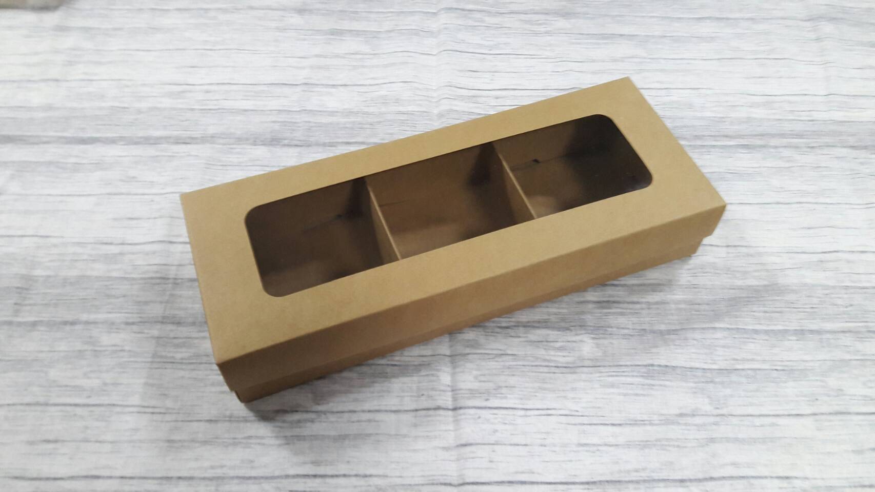 กล่องของขวัญ กล่องฝาครอบ กล่องขนม กล่องอเนกประสงค์ สีคราฟท์น้ำตาลเข้ม ขนาด 11 x 28.5 x 5 ซม. (หน้าต่างพลาสติก) พร้อมฐานตัวกั้นสินค้า ราคา 485 บาทต่อแพ็ค (20 ใบ)