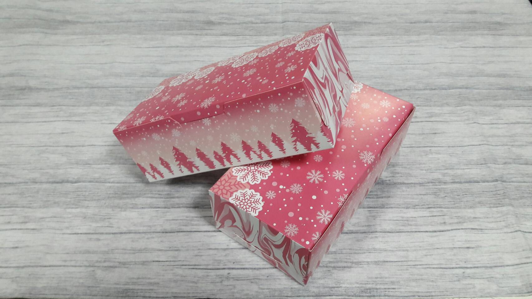 กล่องขนม กล่องเค้ก กล่องคัพเค้ก กล่องชิฟฟ่อน กล่องช้อคโกแล็ต กล่องคุ๊กกี้ กล่องอเนกประสงค์ ขนาด 10.5x20.5x6.5 ซม.ไม่มีหน้าต่าง (ฝาทึบ) ลายสีชมพู ราคา 145 บาทต่อแพ็ค (20 ใบ)