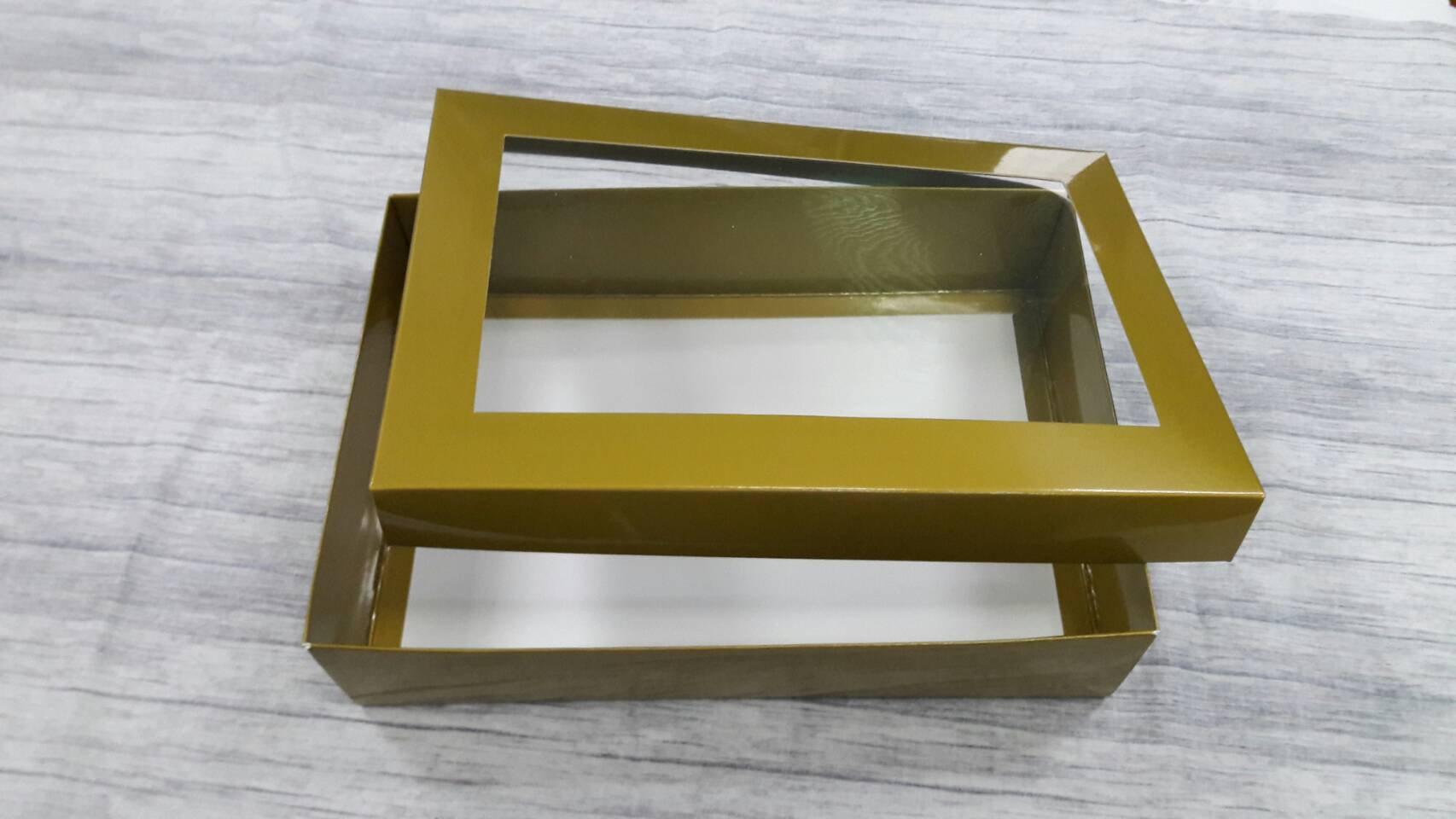 กล่องฝาครอบ กล่องแบบมีฝาครอบ กล่องของขวัญ กล่องอเนกประสงค์ ขนาด 20.5 x 30.0 x 7.0 cm. สีทอง ขัดเงา (แบบฝาหน้าต่างพลาสติก) ราคา 695 บาท ต่อแพ็ค (20 ใบ)