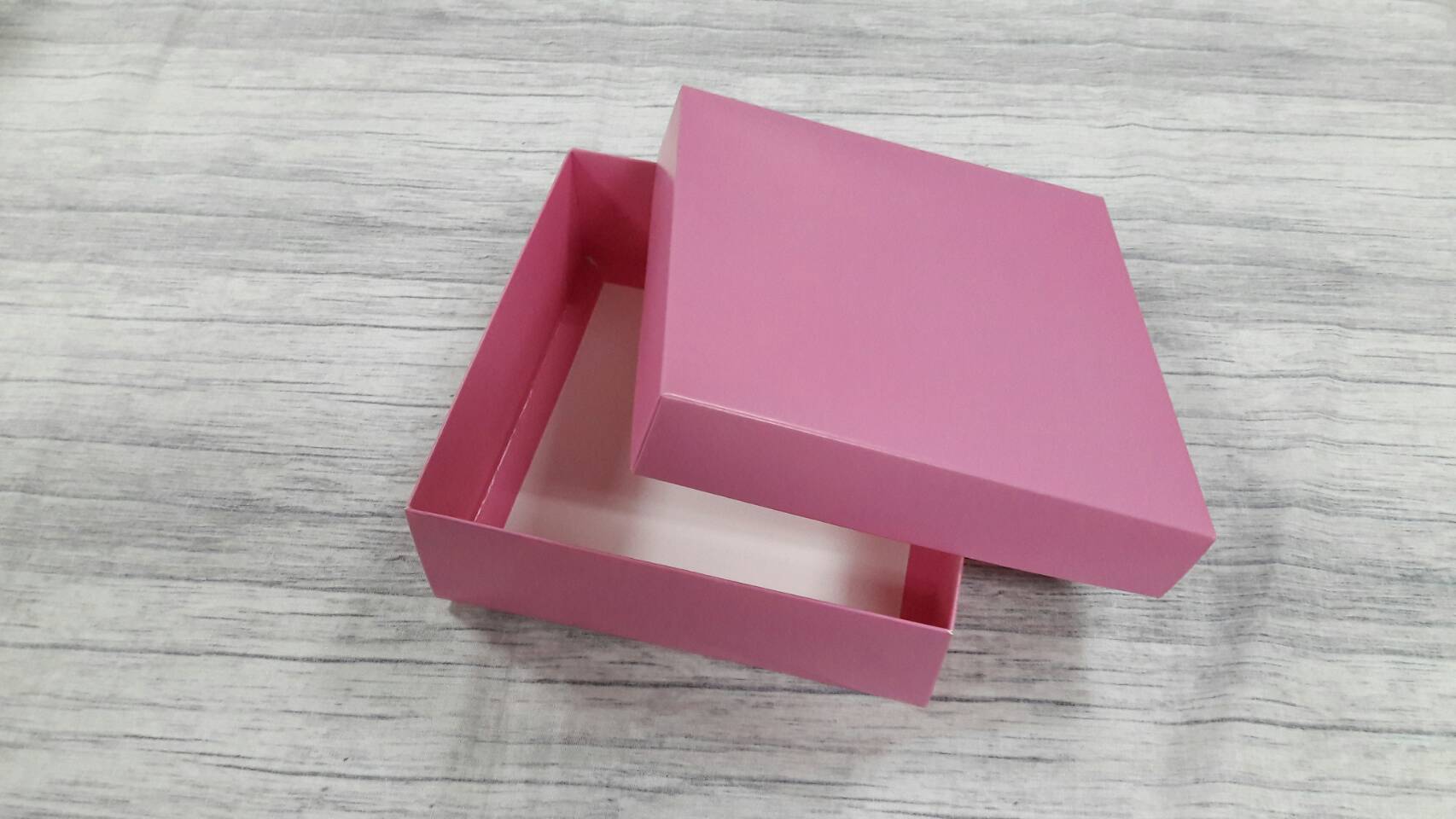 กล่องฝาครอบ กล่องของขวัญ กล่องเอนกประสงค์ กล่องแบบมีฝาครอบ ขนาด 17.5 x 17.5 x 6.0 ซม. สีชมพู (แบบฝาทึบ) ราคา 435 บาท ต่อแพ็ค (20 ใบ)