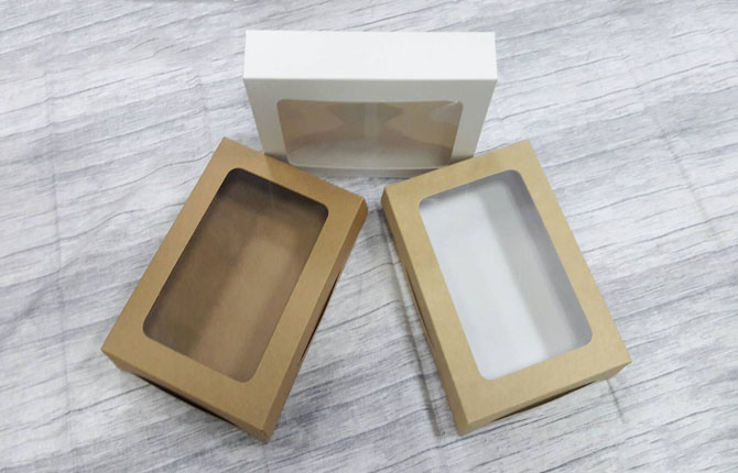 กล่องขนม กล่องบราวนี่ กล่องทาร์ตไข่ กล่องขนมเปี๊ยะ กล่องอเนกประสงค์ ขนาด 14.5x20x4 ซม. สีคราฟท์หน้าขาวหลังน้ำตาล ราคา 165 บาทต่อแพ็ค (20 ใบ)