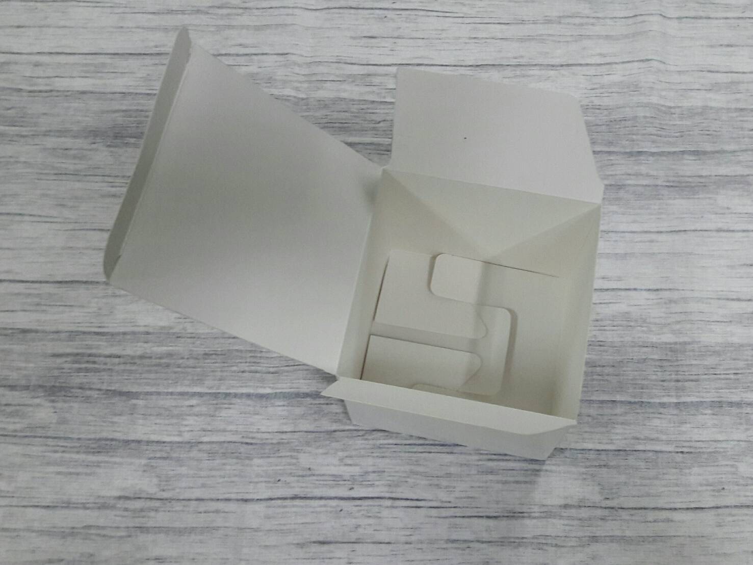 กล่องของขวัญ กล่องอเนกประสงค์ กล่องเครื่องสำอางค์ กล่องแบบฝาหัว-ท้ายก้นขัด สีขาว ขนาด 10x10xสูง9 ซม. ราคา 155 บาทต่อแพ็ค (20 ใบ)