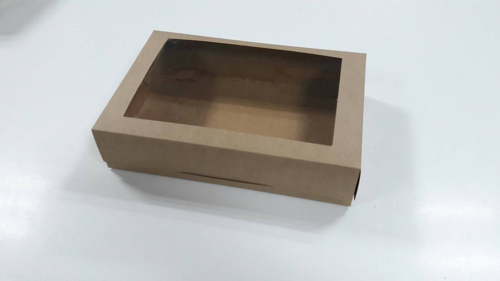 กล่องขนม กล่องบราวนี่ กล่องชิฟฟ่อน กล่องช็อกโกแลต กล่องขนมโดนัท กล่องอเนกประสงค์ ขนาด 20.0x30.0x7.0 ซม.สีคราฟท์น้ำตาลเข้ม (กระดาษหนา 300 แกรม) ราคา 335 บาทต่อแพ็ค (20ใบ)