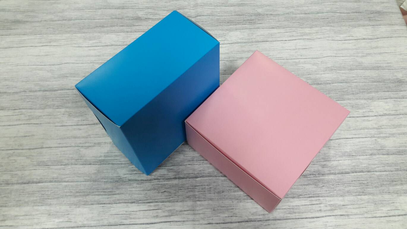 กล่องคัพเค้ก 4 ชิ้น (แบบไม่มีฐานรอง) กล่องเค้กครึ่งปอนด์ กล่องขนม กล่องสแน็ค Snack Box กล่องคอฟฟี่เบรค สีชมพู ขนาด 15.0x15.0x7.6 ซม. (แพ็คละ 150 บาทต่อ 20ใบ)